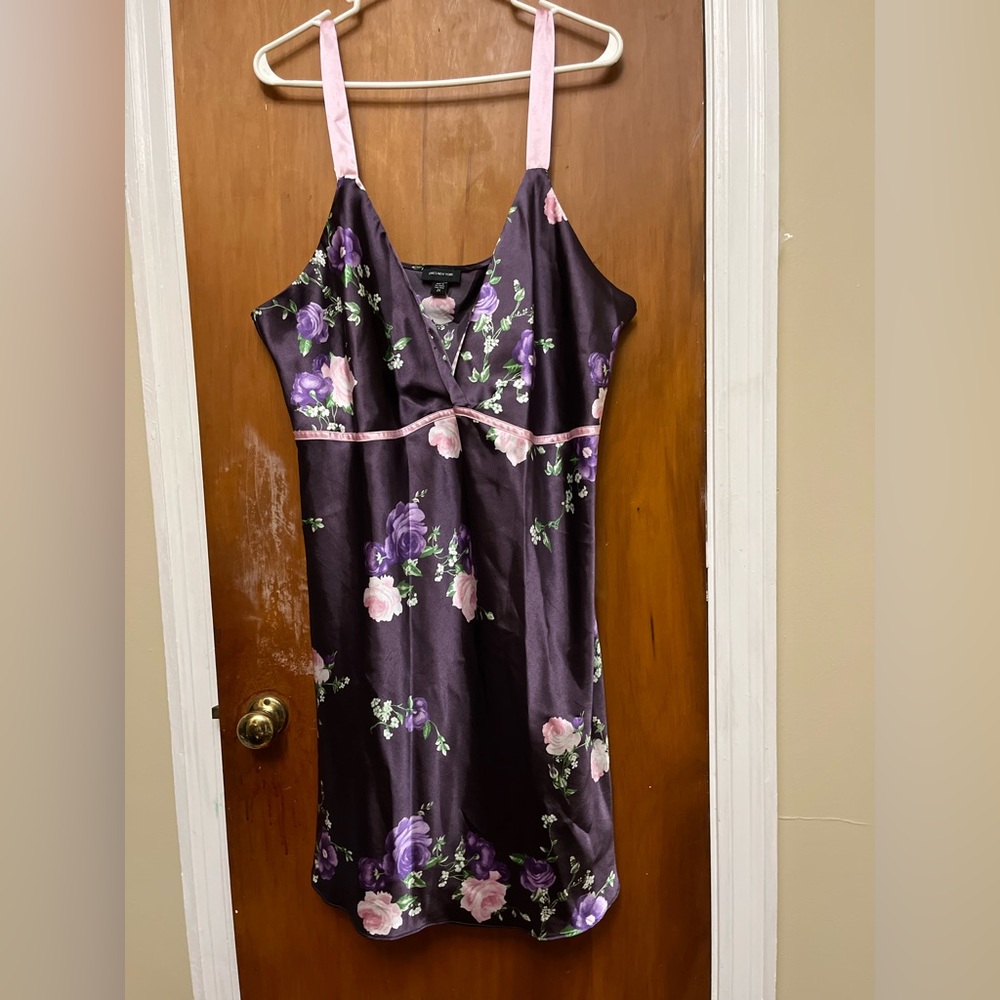 2X. Women’s Floral Satin  Nightgown.      A12